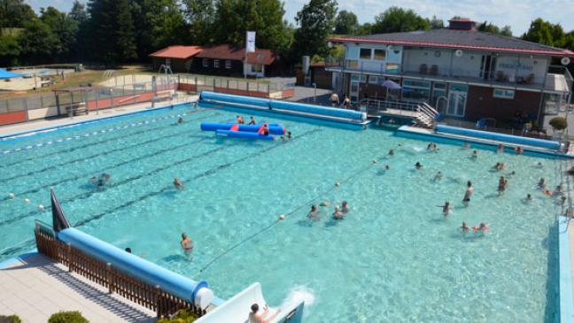 413 Badegäste zum Start in die Saison