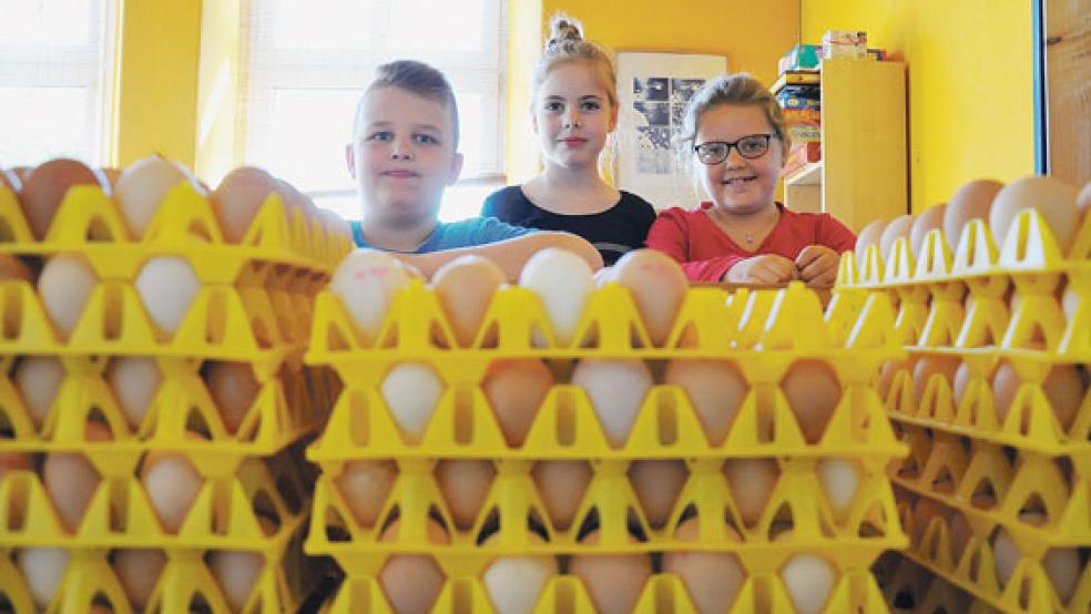 Ben, Sveja und Alicia färbten auch fleißig Eier. © Foto: Boelmann