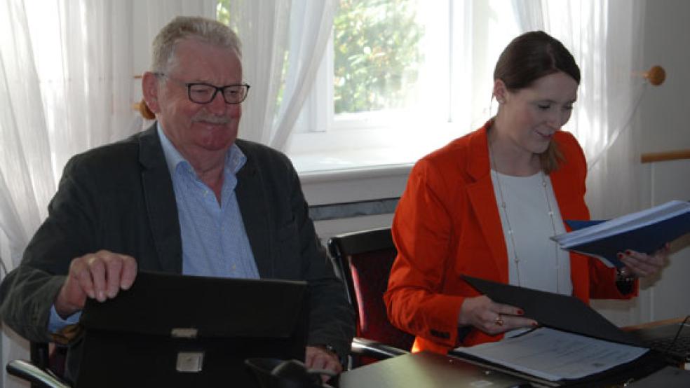 Bester Dinge waren schon vor der Sitzung Broer Wübbena-Mecima, Vorsitzender des Ausschusses, und Fachbereichsleiterin Xenia Nording. © Foto: Hoegen