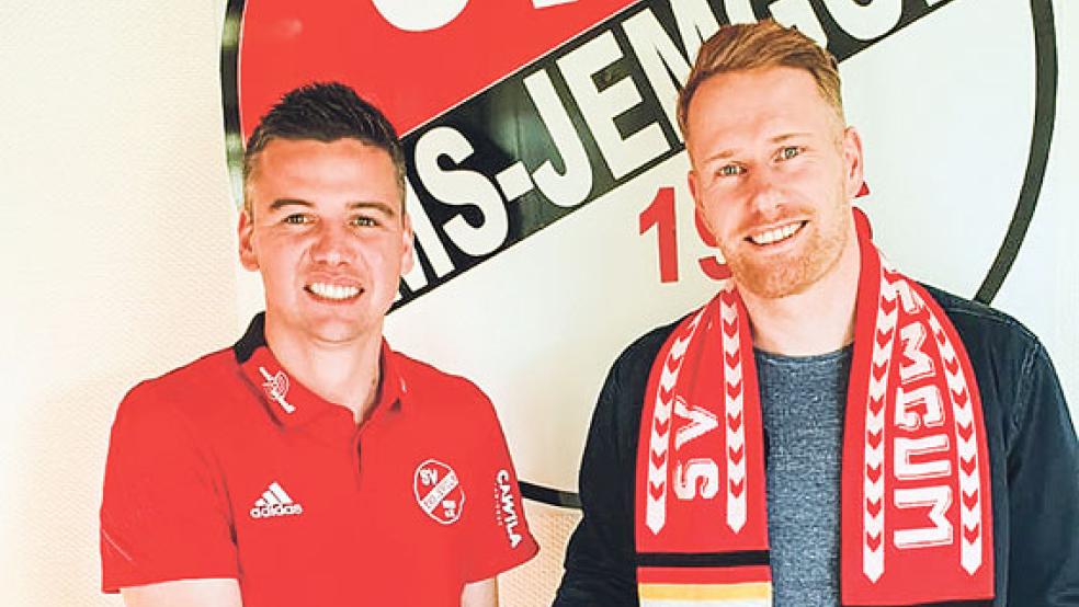 Christoph Behrends, Fußballobmann Jemgum (links), stellte Jens Dannen offiziell als neuen Trainer vor. © Foto: SV Ems Jemgum