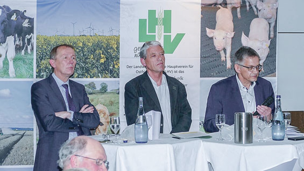 Die drei Kandidaten am Podium (von links) Harm-Uwe Weber, Bernd Iken und Olaf Meinen stellten sich in Moorhusen den Fragen des Landvolks und einiger Bürger. © Foto: Jürgens