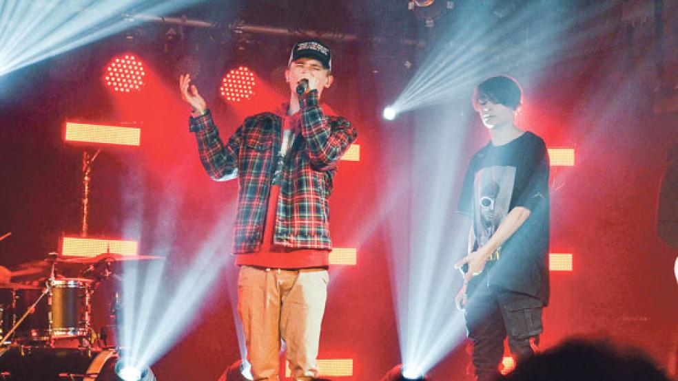Rapper Leondre Devries (17) und Sänger Charlie Lenehan (19) überzeugten das Publikum mit ihrer Show. © Foto: Ammermann