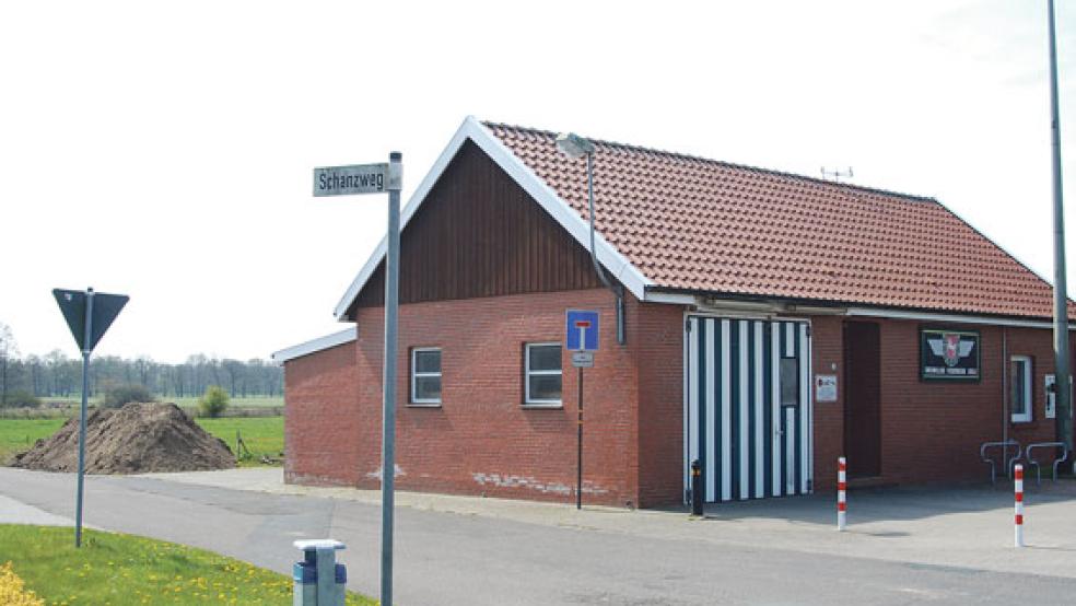 Das Gerätehaus der Freiwilligen Feuerwehr Diele. Ob der Sandhaufen hinter dem Gebäude etwas mit Erdarbeiten für die Container-Aufstellung zu tun hat? © Foto: Hoegen