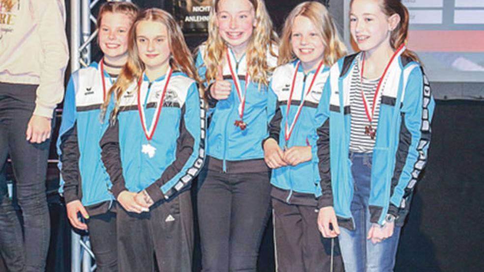 Bronzemedaille für die AK 12: Jantje Kolthoff, Reena Kruse, Leni Hickmann, Lina und Henrike Kolthoff (von links). © Fotos: Pastoor