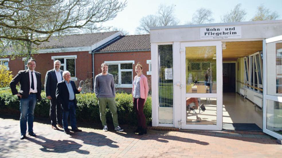 In drei Wochen rückt hier der Bagger an: Insa Franzen (von rechts), Marc Hilbrands und Hinrich Winterboer informierten Werner Runde und Markus Zimmermann vom VRK Versicherungsverein über die aktuellen Umbaumaßnahmen in der Wohnstätte des Vereins für Körperbehinderte in Bunde.  © Foto: Himstedt