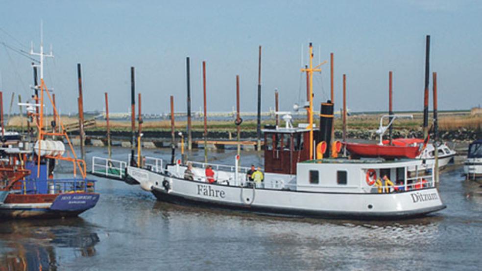 Die historische Fähre »Ditzum« wurde im Jahre 1926 auf der Meyer Werft in Papenburg gebaut. Sie ist immer noch im Einsatz und verkehrt täglich zwischen Ditzum und der Ortschaft Petkum auf der östlichen Emsseite. Betrieben wird die Fähre vom Landkreis Leer. © Fotos: Kuper