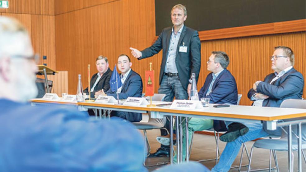 Warben für die Europawahl (von links): Stefan Winterboer (BR-Vorsitzender Ems Maritime Services), Nico Bloem (BR-Vorsitzender Meyer Werft), Jens Gieseke (EU-Abgeordneter), Tiemo Wölken (EU-Abgeordneter) und Thomas Gelder (1. Bevollmächtigter IG Metall Leer-Papenburg).  © Foto: Betriebsrat