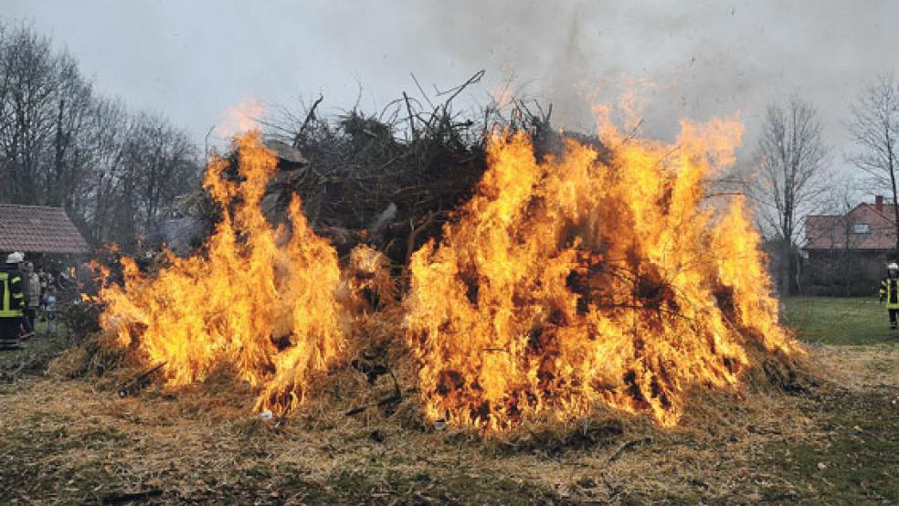 Im Rheiderland werden an Ostern wieder viel Osterfeuer veranstaltet. Die RZ hat eine Übersicht zusammengestellt.  © Foto: RZ-Archiv