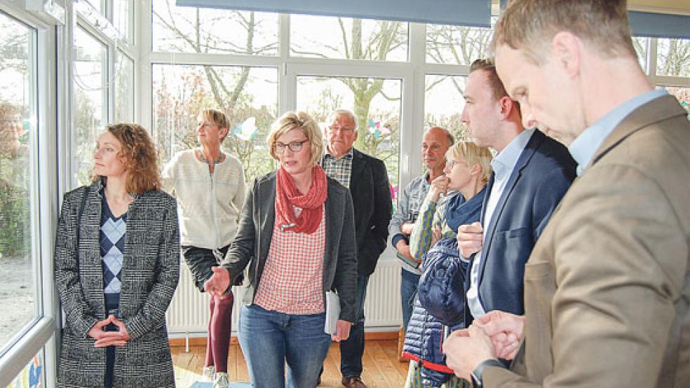 Besichtigten den Kindergarten: Von links Marianne Schüür-Buntjer, Angelika Janssen-Harms, Kindergartenleiterin Ingrid Sonnenberg, die Ratsmitglieder Hermann Jans, Udo Becker, Ina Schullerer und Nico Bloem und Hermann Welp. © Foto: Hoegen