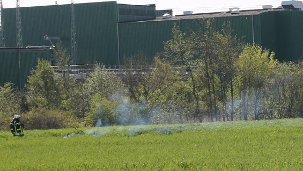 Hier brennen zwei kleine Osterfeuer, die Feuerwehr erkundet die Lage vor Ort. © Foto: Feuerwehr/Rand