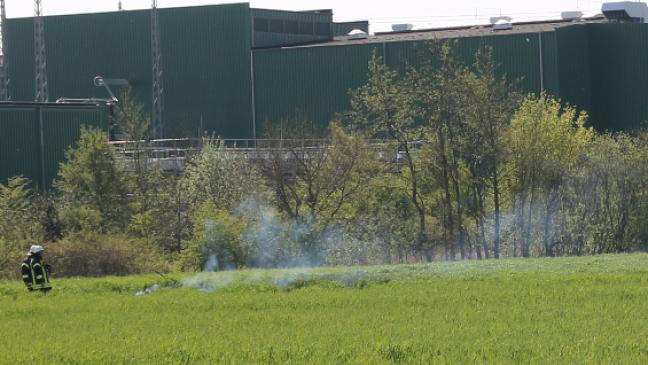 Frühe Osterfeuer rufen die Feuerwehr auf den Plan