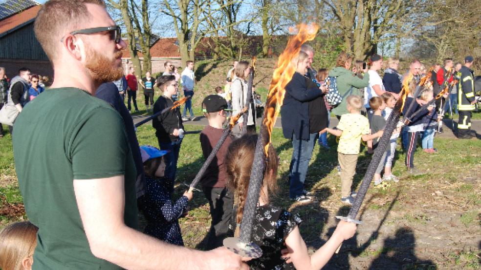 Warten auf den Wurf: Auch in Diele wurde das Osterfeuer mit Fackeln angezündet. © Foto: Hoegen