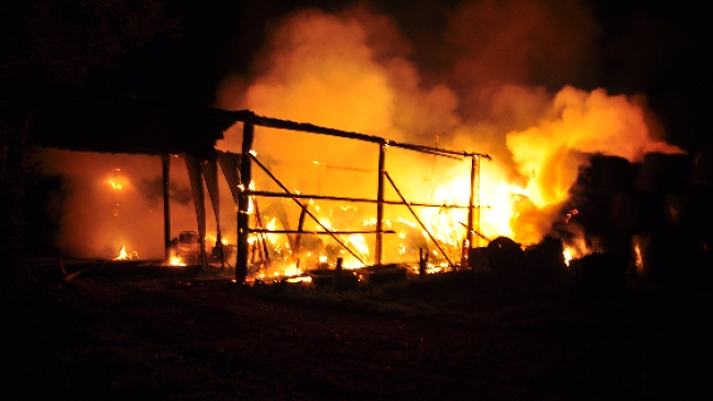 Heuballenlager durch Feuer vernichtet