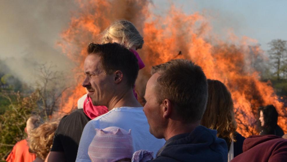 Heiße Flammen und fast sommerliche Temperaturen gab es beim Osterfeuer in Möhlenwarf. © Foto: Ammermann