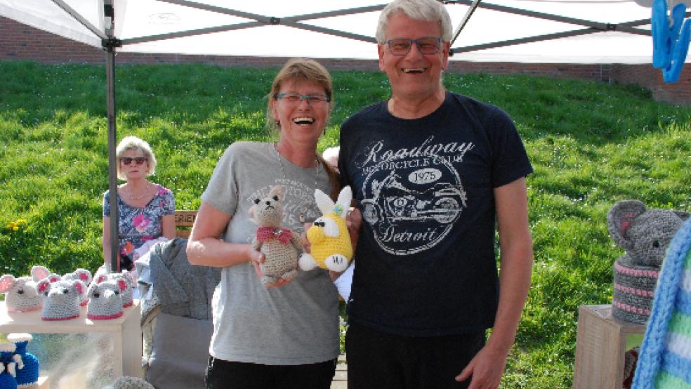 Osterhasen gehörten natürlich auch zum Strick- und Häkel-Sortiment von Heike und Ingo Sieker aus Wilhelmshaven.  © Foto: Kuper