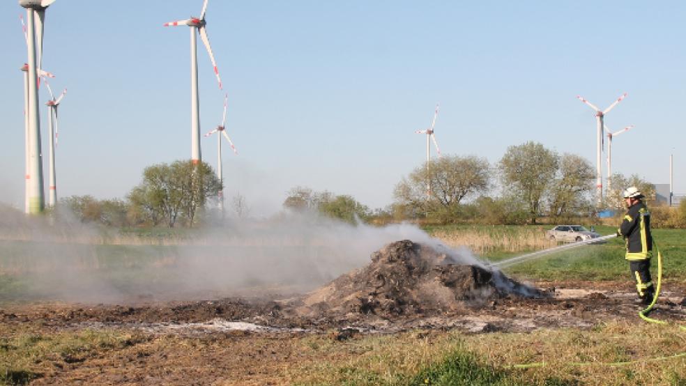 Auf einer Weide an der Bunder Straße zwischen Weener und Möhlenwarf war ein Osterfeuer durch den starken Wind wieder entflammt. Die Feuerwehr Weener war im Einsatz.  © Foto: Feuerwehr/Rand