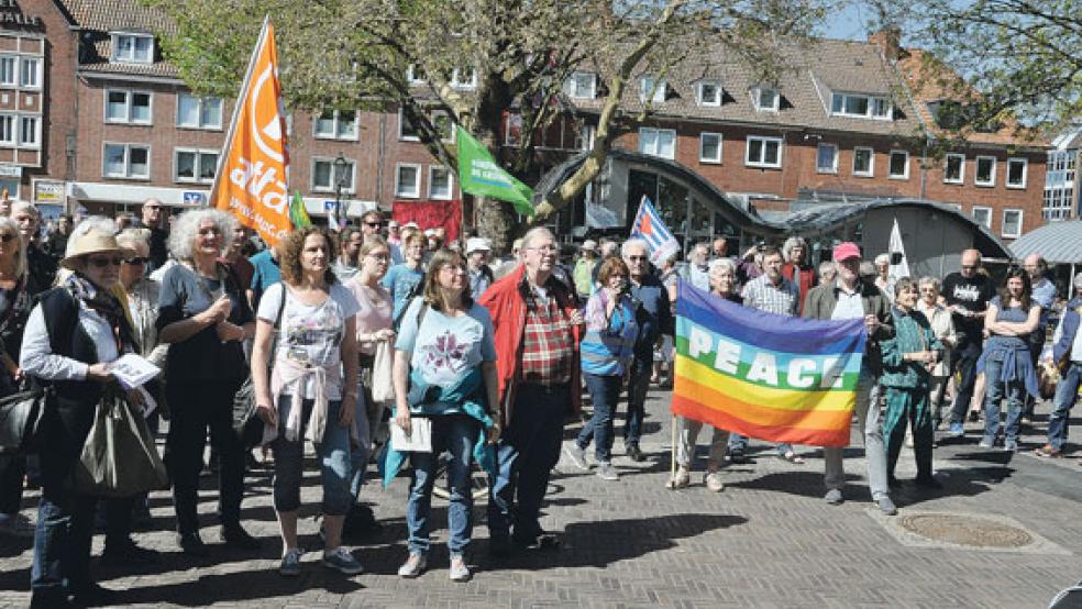Mit mehr als 300 Teilnehmern war der ostfriesische Ostermarsch am Ostermontag in Emden sehr gut besucht - beim letzten Mal waren es viel weniger. © Foto: Jens Tammen