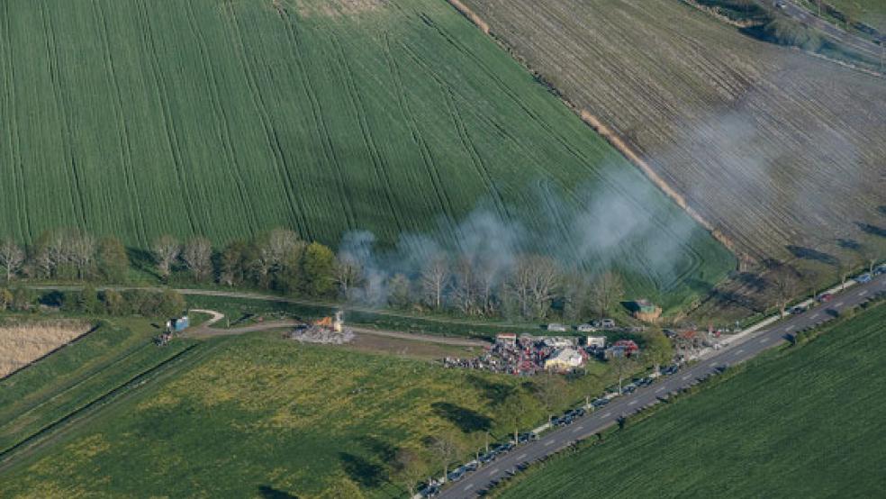 Mitten im Grünen: Das Osterfeuer an der Boenster Straße in Bunde auf einem Luftbild.  © Foto:: Klemmer