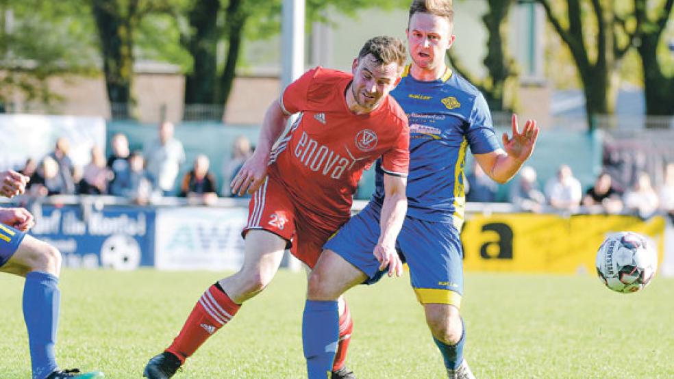 Bundes Keno Siemens und Leers Lukas Siemers kämpften in Leer um den Ball.  © Foto: Bruins