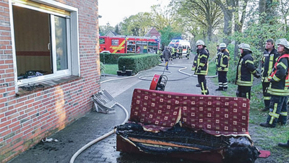 Das verbrannte Sofa wurde von der Feuerwehr aus dem Haus in Flachsmeer gebracht. © Foto: Feuerwehr