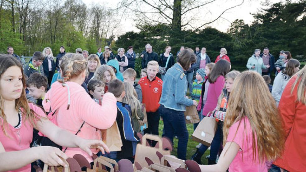 Sammelfieber: Mit selbstgebastelten Osterhasen-Tüten gingen rund 60 Kinder auf die Jagd nach den bunten Eiern. Organisiert hatte die Aktion das Team des Jugendzentrums Tichelwarf. © Fotos: privat