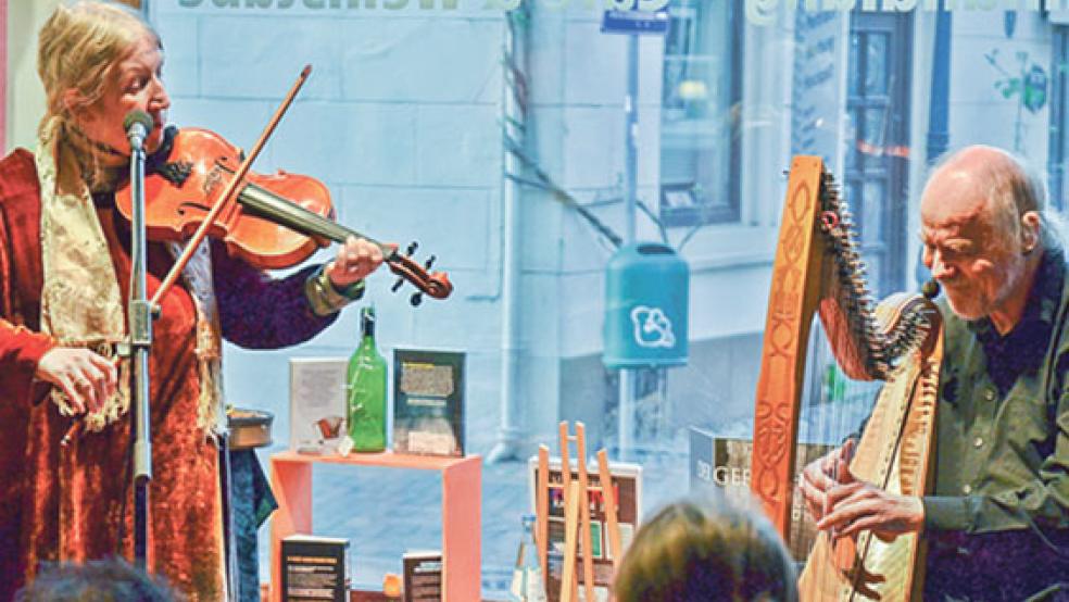 Máire Breatnach und Thomas Loefke spielten im ausverkauften »Tatort Taraxacum« in Leer.  © Foto: Ammermann