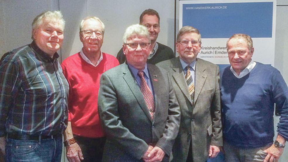 Der Vorstand der neuen Innung (von links): Lehrlingswart Klaus-Bernd Nessen, Eitel Harms, Obermeister Folkert Busker, die beiden stellv. Obermeister Heiko Dennhöfer und Werner de Boer sowie Ralf Heuermann.  © Foto: Bauhandwerker-Innung