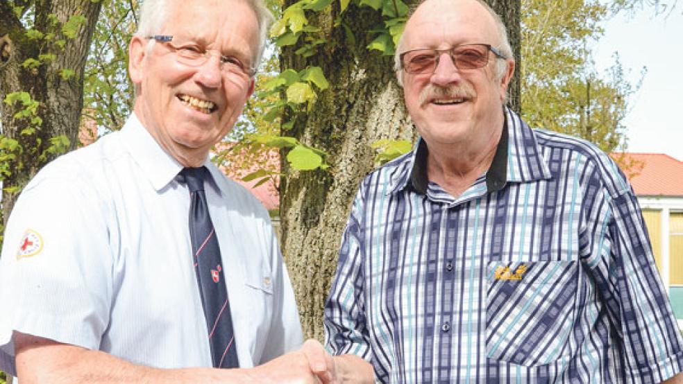 Sie kennen sich schon länger: Dr. Dieter Babbel (links) gratulierte Bernhard Dreesmann zu seinem Spender-Jubiläum. © Foto: Muising