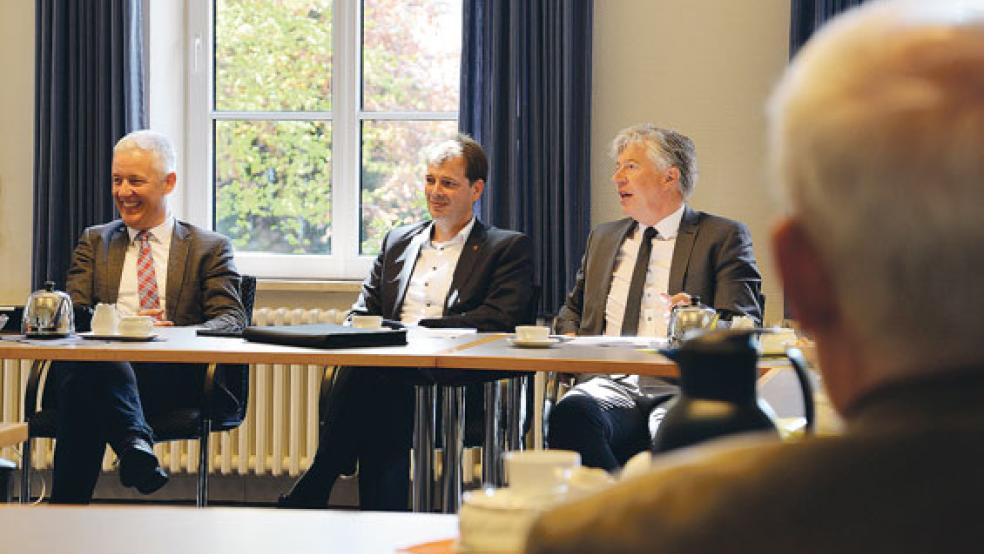 Digitale Woche 2019: Landrat Matthias Groote (von links), Bernd Hillbrands vom Softwarenetzwerk Leer und Heinz Feldmann, Vorstandsvorsitzender der Sparkasse Leer-Wittmund, stellten das Programm vor. © Foto: Landkreis Leer