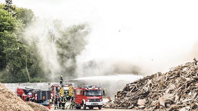Großbrand im Papenburger Industriehafen