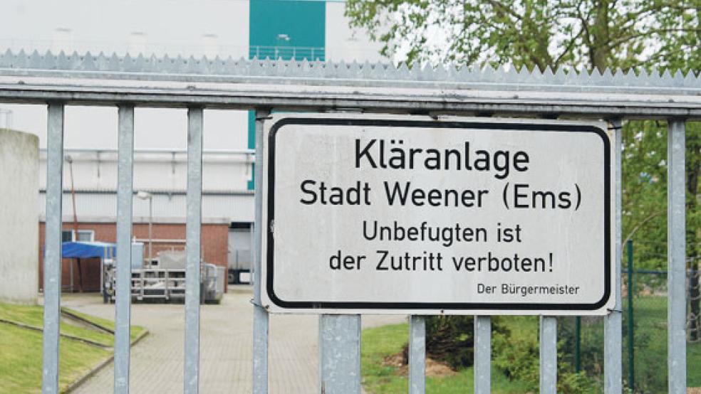 Das Betriebsgebäude der Kläranlage - links im Hintergrund - soll durch einen Anbau erweitert werden. © Foto: Hoegen