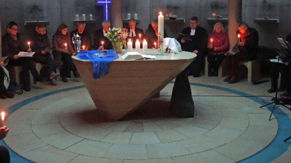 An der Klosterstätte Ihlow fand im „Raum der Spurensuche“ ein Osterfrühgottesdienst mit Landessuperintendent Dr. Detlef Klahr statt.  © Foto: Georg Janssen