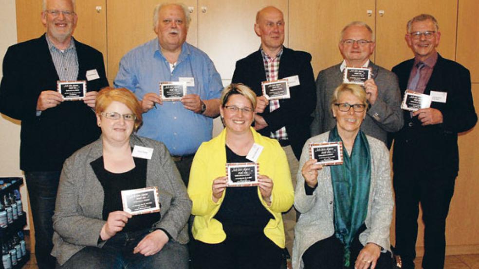 »Ich bin dann mal da ...«, steht auf individuellen Einladungskarten zum Gottesdienst am 30. Juni 2019, die der fünfköpfige Evangelisch-lutherische Kirchenkreistagsvorstand Rhauderfehn und zwei Rheiderländer Teilnehmer der Tagung in Bunde zeigen: (von links, stehend) die beiden Beisitzer Ewald Pollmann (Firrel) und Johannes Willms (Bunde), stellvertretender Vorsitzender Pastor Hartmut Kutsche (Rhauderfehn), Tagungsmitglied Pastor Rolf Kemner (Bunde) und Superintendent Gerd Bohlen (Rhauderfehn) sowie (sitzend, von links) Tagungsmitglied Anne Theile (Weener), Beisitzende Bianca Brunken (Westrhauderfehn) und Petra Prins (Rhauderfehn) als Vorsitzende des Kirchenkreistages.  © Foto: Kuper