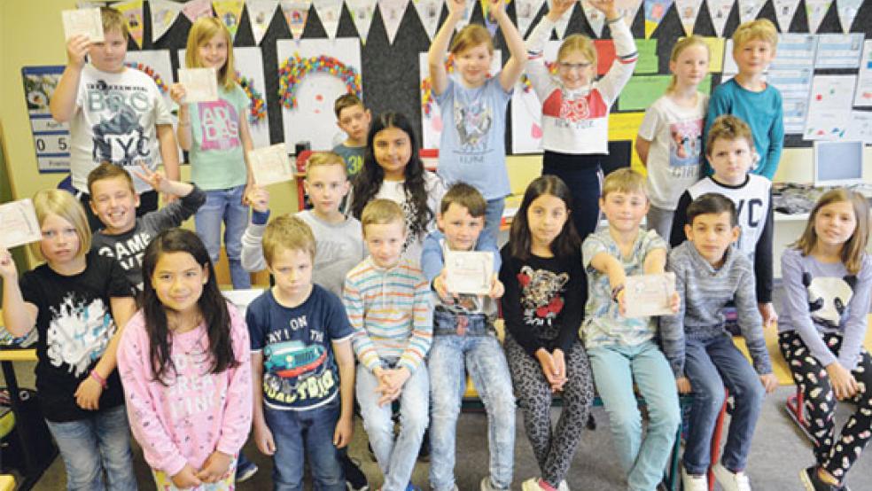Die Klasse 3a der Grundschule Weener hörte gestern zum ersten Mal ihre Aufnahme des Songs »Seeräuber Opa Fabian«.  © Foto: Muising