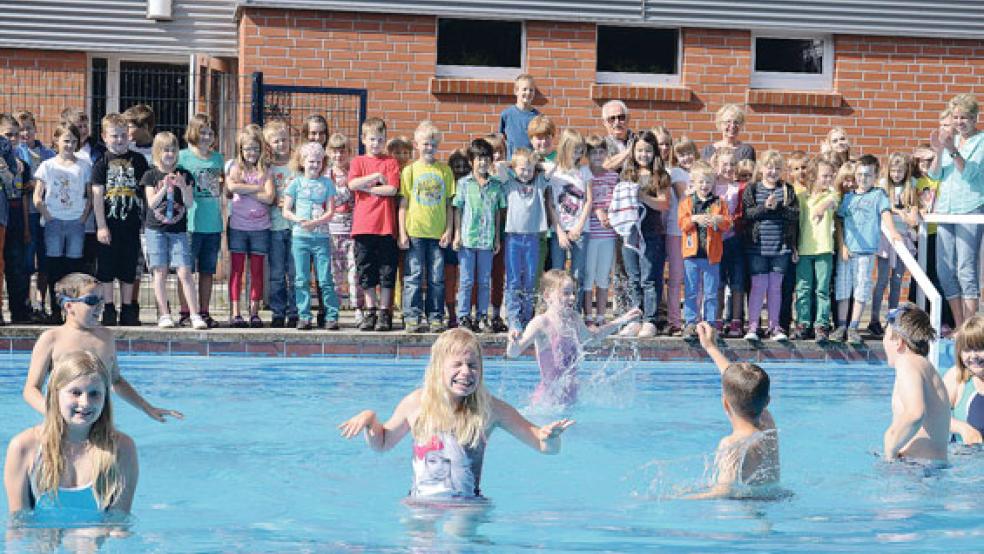 Ein Bild aus guten Zeiten: Bis 2016 war das »Spaßbad« an der Grundschule in Stapelmoor während der Sommerferien für den Badebetrieb geöffnet. © Archivfoto: Wübbena