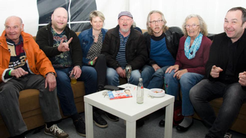 Treffen mit »Torfrock«: (von links) Klaus Menne, Lars Klinkenborg, Anke Schulte und (2. von rechts) Doris Menne-Ewald lernten die Bandmitglieder Klaus Büchner, Volker Schmidt und Stefan Lehmann hinter der Bühne kennen. © Foto Hanken