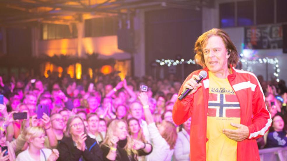 »König von Mallorca« Jürgen Drews bei seiner Audienz in der Landsburg-Halle. Rund 1500 Besucher feierten mit ihm. © Foto: Bruins