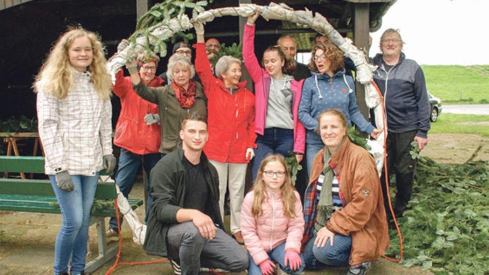 Der Maibaum ist eine der jährlichen Aktivitäten der Initiative »Wi an’t Diek« in Kirchborgum; am Sonnabend begannen bereits die Vorbereitungen für die diesjährige Maifeier. © Fotos: Kuper