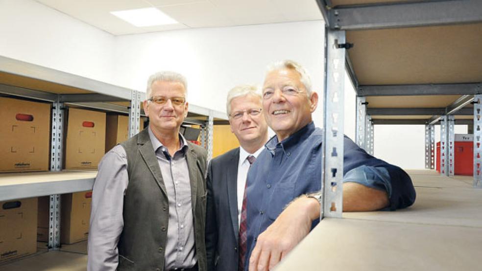 Geschäftsführer Joachim Wenke (links) führte Bürgermeister Ludwig Sonnenberg (mitte) durch die neuen Räume in der Westerstraße 20. Mit dabei war auch »Scan-Service Centrum«-Mitarbeiter Albert Staphorst (rechts).  © Foto: Boelmann