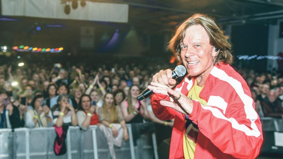 »König von Mallorca« Jürgen Drews bei seiner Audienz in der Landsburg-Halle. Rund 1500 Besucher feierten mit ihm am zweiten Abend der »Rheiderländer Nächte«. Der mittlerweile 74-Jährige wurde von seinem Publikum nicht so schnell von der Bühne gelassen und durfte erst nach mehreren Zugaben gehen.  © Foto: Bruins