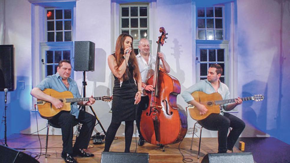 Das »Gismo Graf Trio« sind Joschi Graf (Gitarre, links), Joel Locher am Kontrabass sowie Namensgeber Gismo Graf, der zu den besten Gypsy-Jazz-Gitarristen der Gegenwart gehört, auf dem Foto mit Cheyenne Graf (Gesang)  © Foto: Kuper