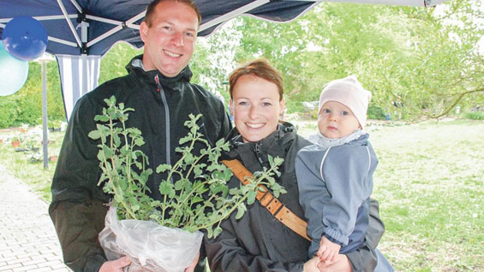 Marcel und Maren Kanthak mit Töchterchen Wenke gehörten zu den ersten Besuchern der Staudenbörse und kauften eine sommergrüne Katzenminze.  © Foto: Kuper