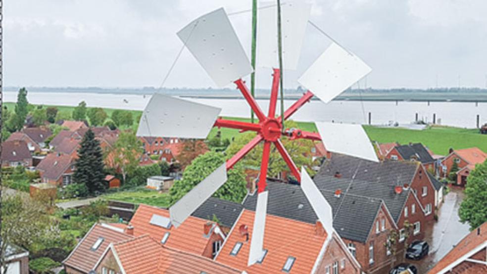 Mithilfe eines Krans wurde die Windrose wieder an ihren alten Platz gehoben.  © Foto: Molema