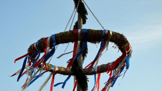 Männer fesselten Kinder mit Spanngurt