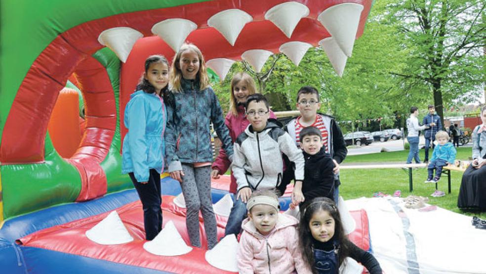 Erst wurde gemeinsam gegessen, dann ging es zum Toben auf die Hüpfburg. Der Einladung von der Initiative »get together« sind gestern über 150 Menschen gefolgt.  © Foto: Boelmann