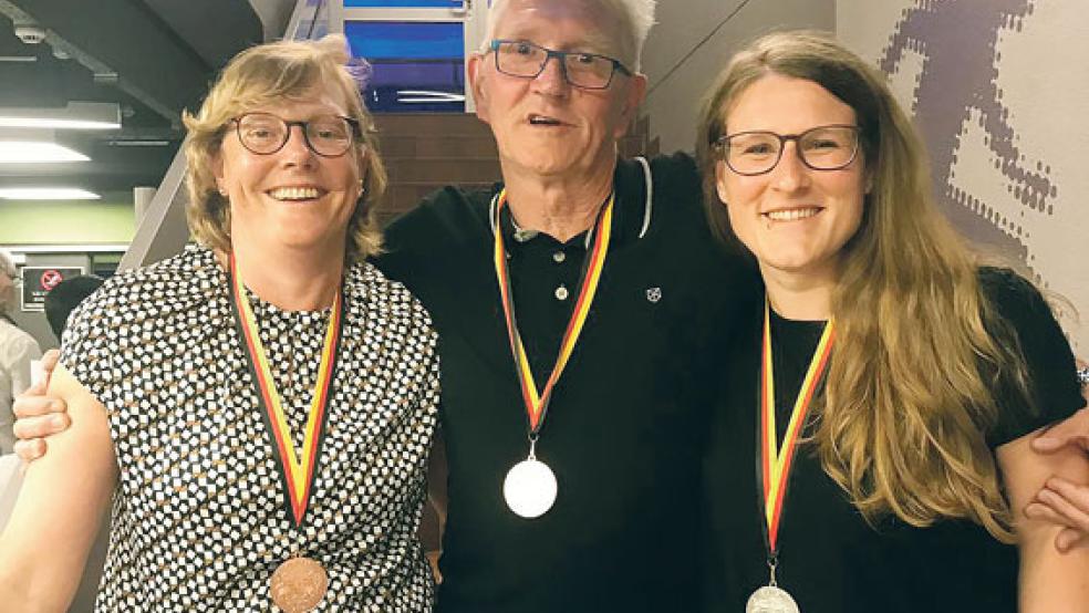 Annegret Peters (AK 55) und Hans-Gerd Hülsmann (AK 65) erschwammen sich jeweils den dritten Platz. Deutsche Vizemeisterin wurde Anna-Lena Schulte in der AK 25.  © Foto: privat
