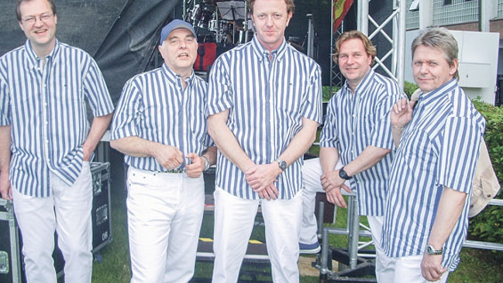 Auch optisch an die großen Vorbilder angelehnt: Die Musiker der »Beach Boys Revival Band«. © Foto: privat