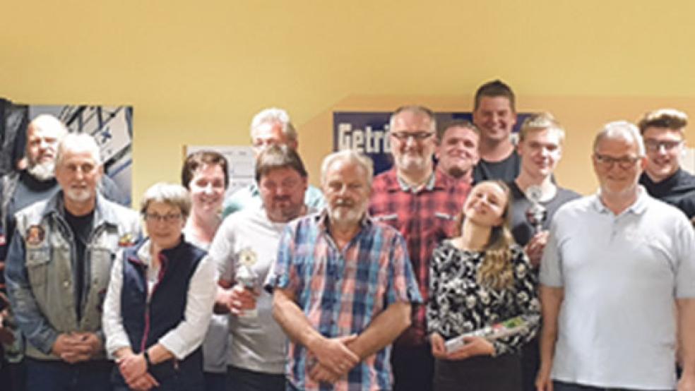 Die ausgezeichneten Mannschaften und Einzelschützen mit Vorsitzenden des Schützenvereins, Wilfried Meijer (vierter von rechts), und Sportleiter Hinrich Sap (rechts). Siebte von links die beste Einzelschützin Kerstin Beier von der Stadtverwaltung in Weener. © Foto: Schützenverein Diele