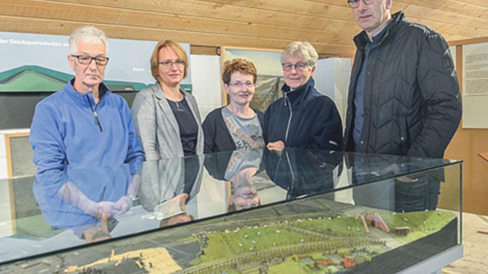 Sandra Brandt (Zweite von links) und Jörg Siemering (rechts im Bild) von der Gemeinde Bunde überzeugten sich gestern vor Ort von dem Fortschritt im Museum, das Dieter Hunken, Christa Smith und Helga van Hoorn seit Januar auf Vordermann bringen. © Foto: Muising