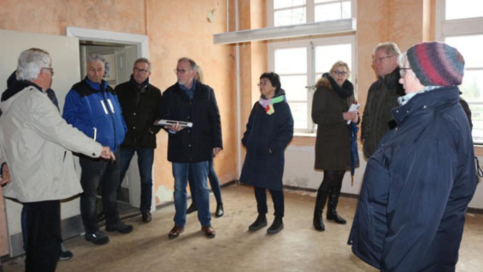 Beim Ortstermin am 12. März hat der 2018 gebildete Arbeitskreis Offenes Denkmal das Gebäude der Polak-Fabrik besichtigt, auch Bürgermeister Ludwig Sonnenberg war mit dabei. © Foto: Johanne Pastoor